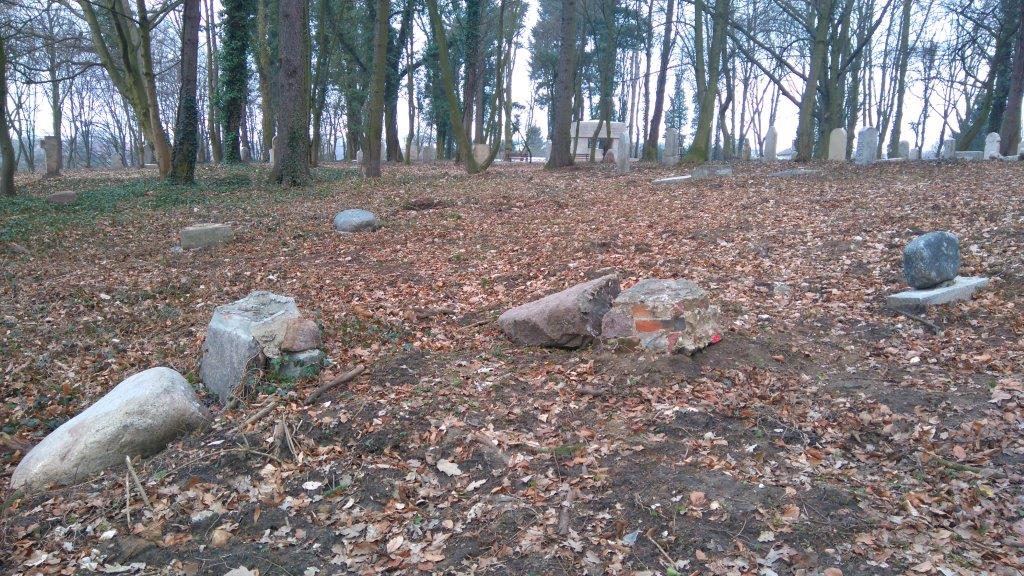 Zniszczyli nowy park, zdemolowali 130 nagrobków