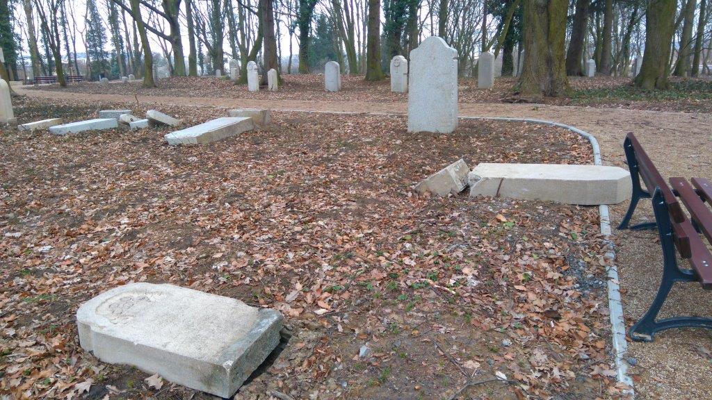 Zniszczyli nowy park, zdemolowali 130 nagrobków