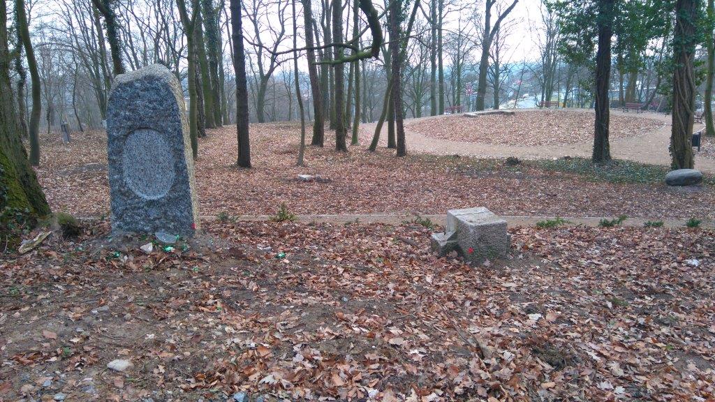 Zniszczyli nowy park, zdemolowali 130 nagrobków