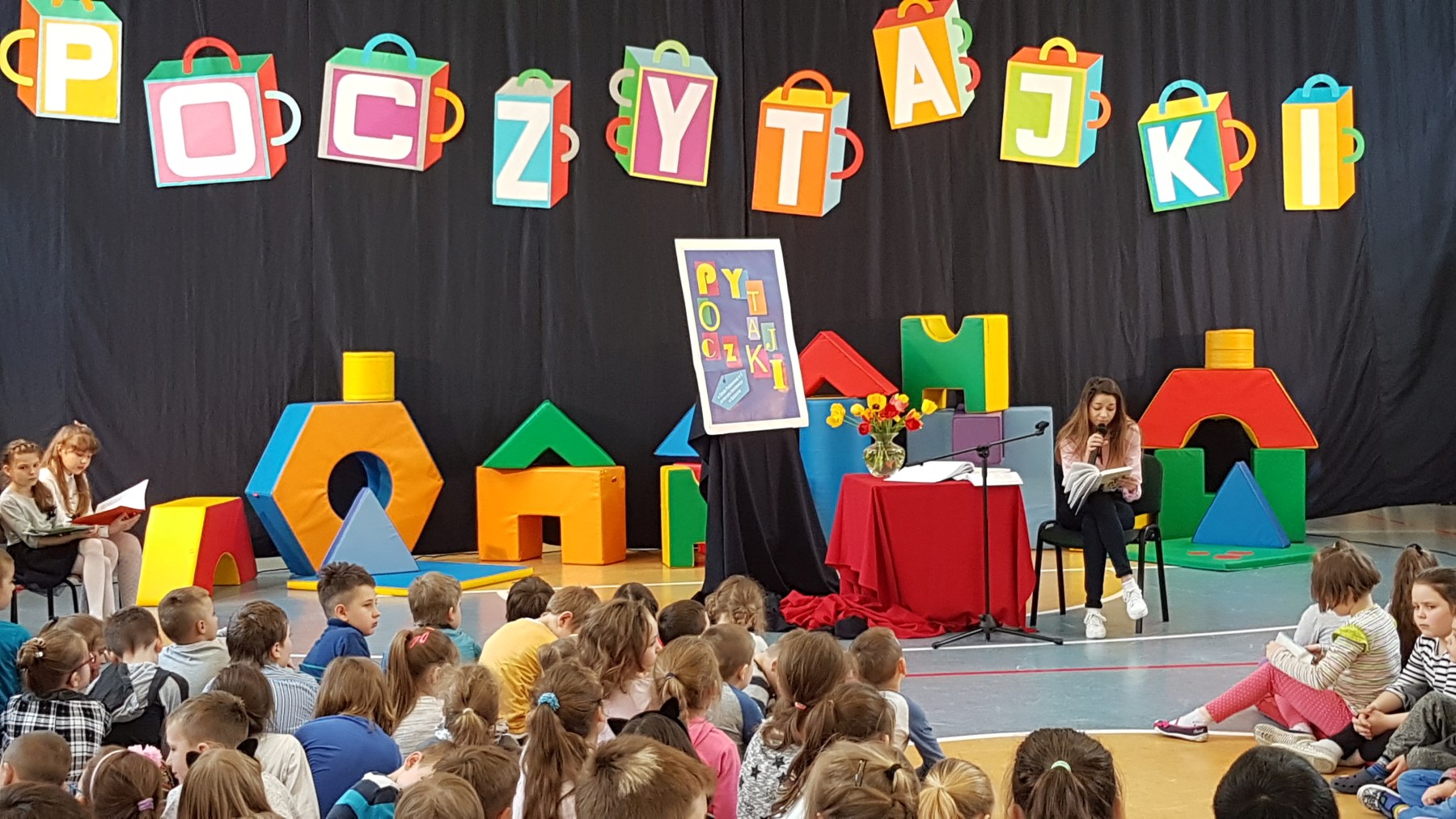 Karolina Sawka czytała dzieciom i… zdradzała tajemnice
