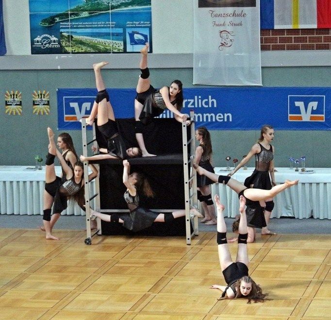 Sukcesy pałacowych tancerek