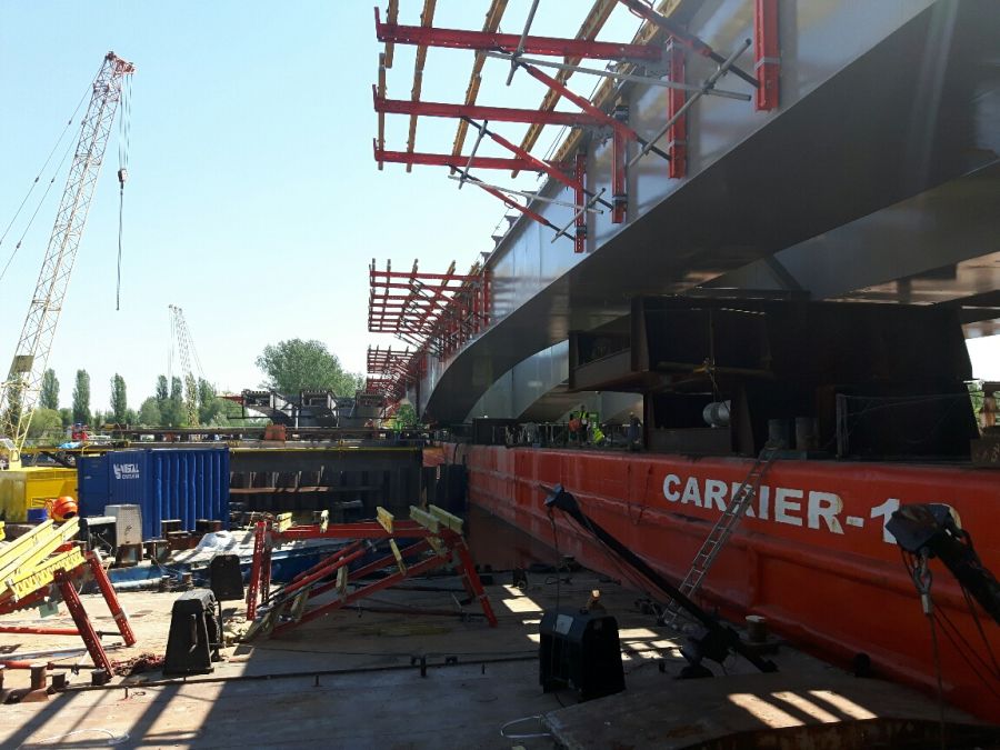 Rośnie konstrukcja mostu Cłowego