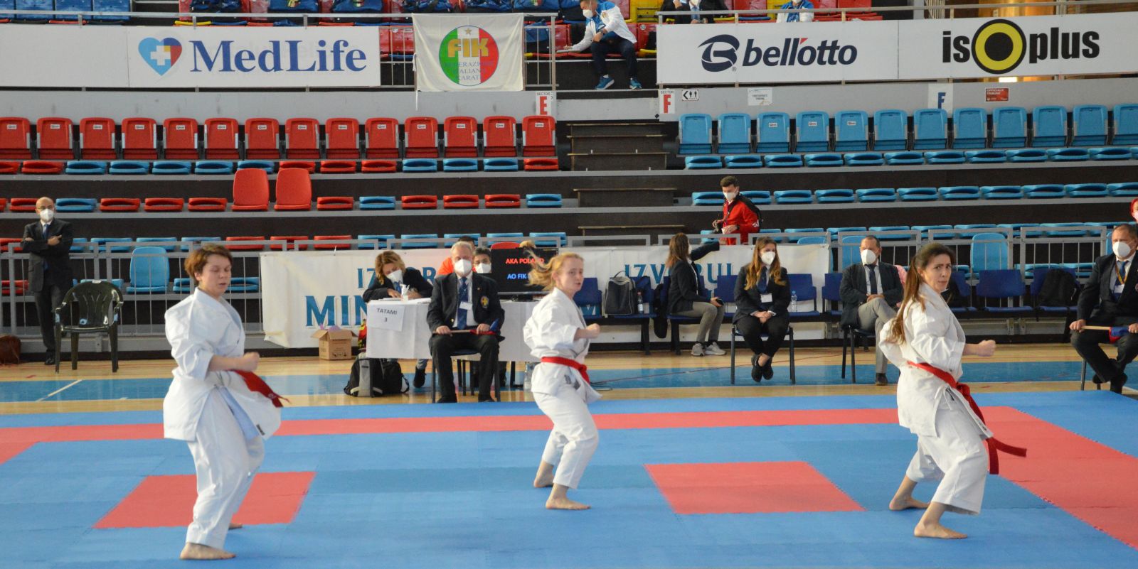 Weronika Kapler (na środku) i Natalia Leśniak (z prawej) w wykonaniu kata Jion w konkurencji kata drużynowego seniorek. Polki zdobyły w tej konkurencji brązowy medal.JPG