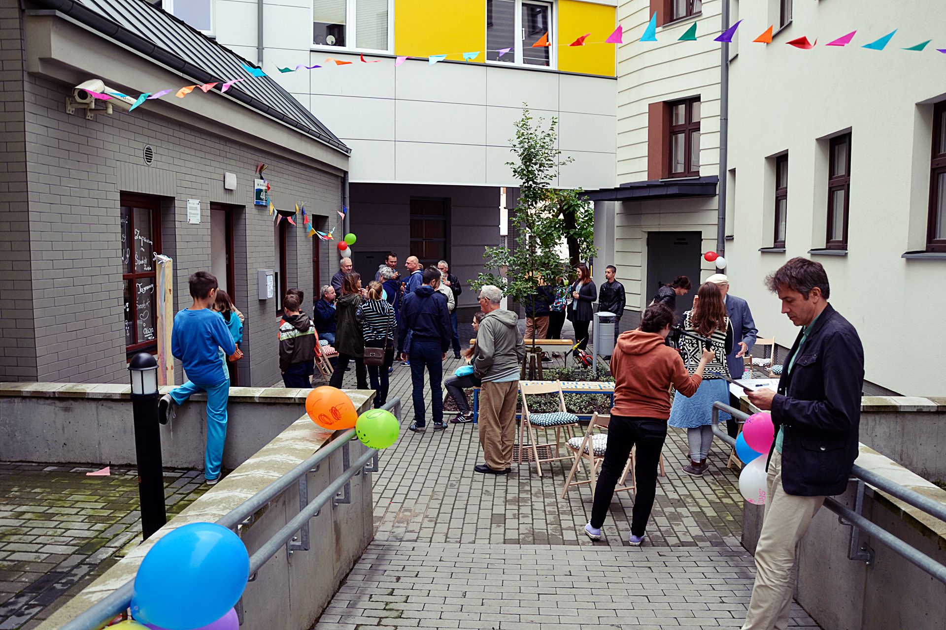 CHODŹCIE DO ŚRODKA!