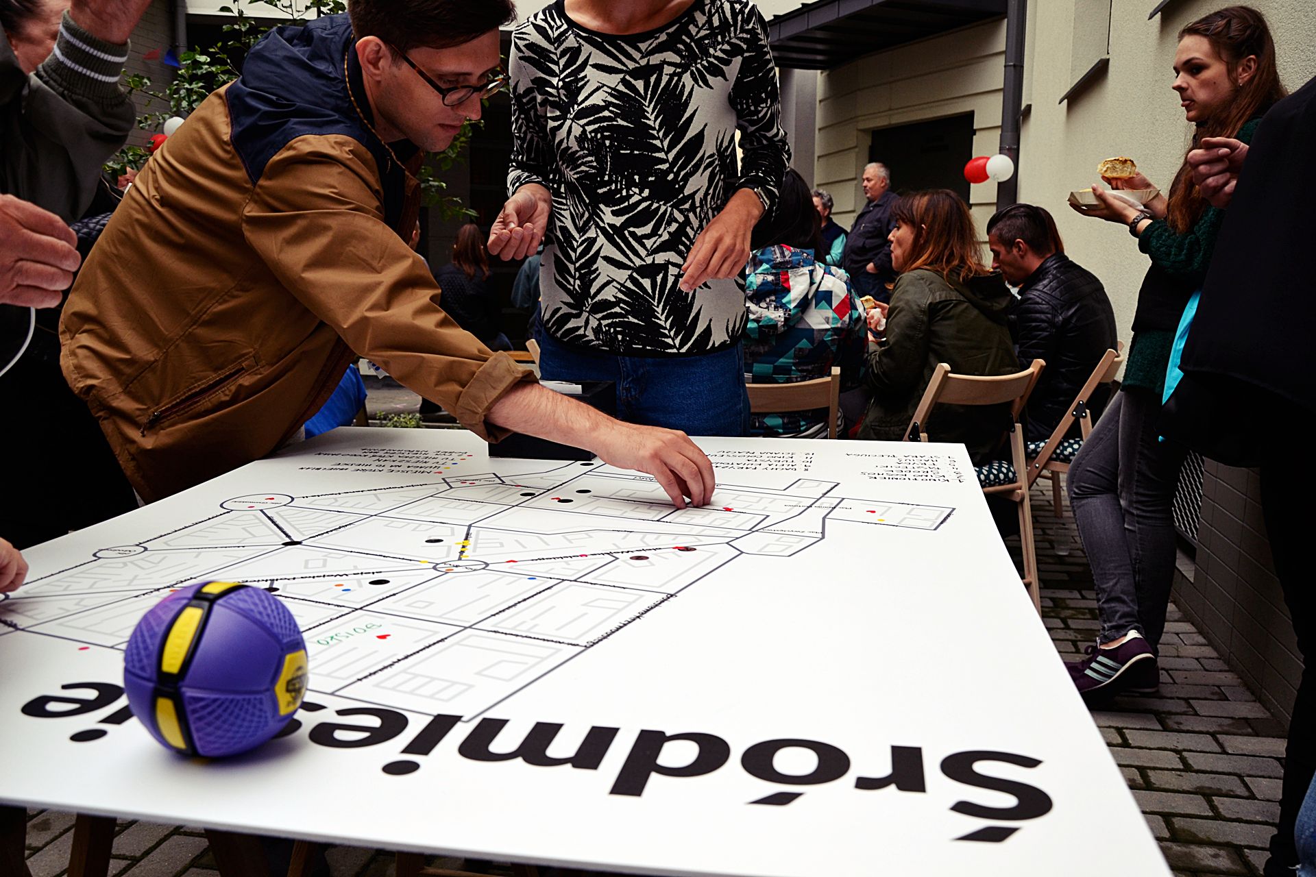 CHODŹCIE DO ŚRODKA!