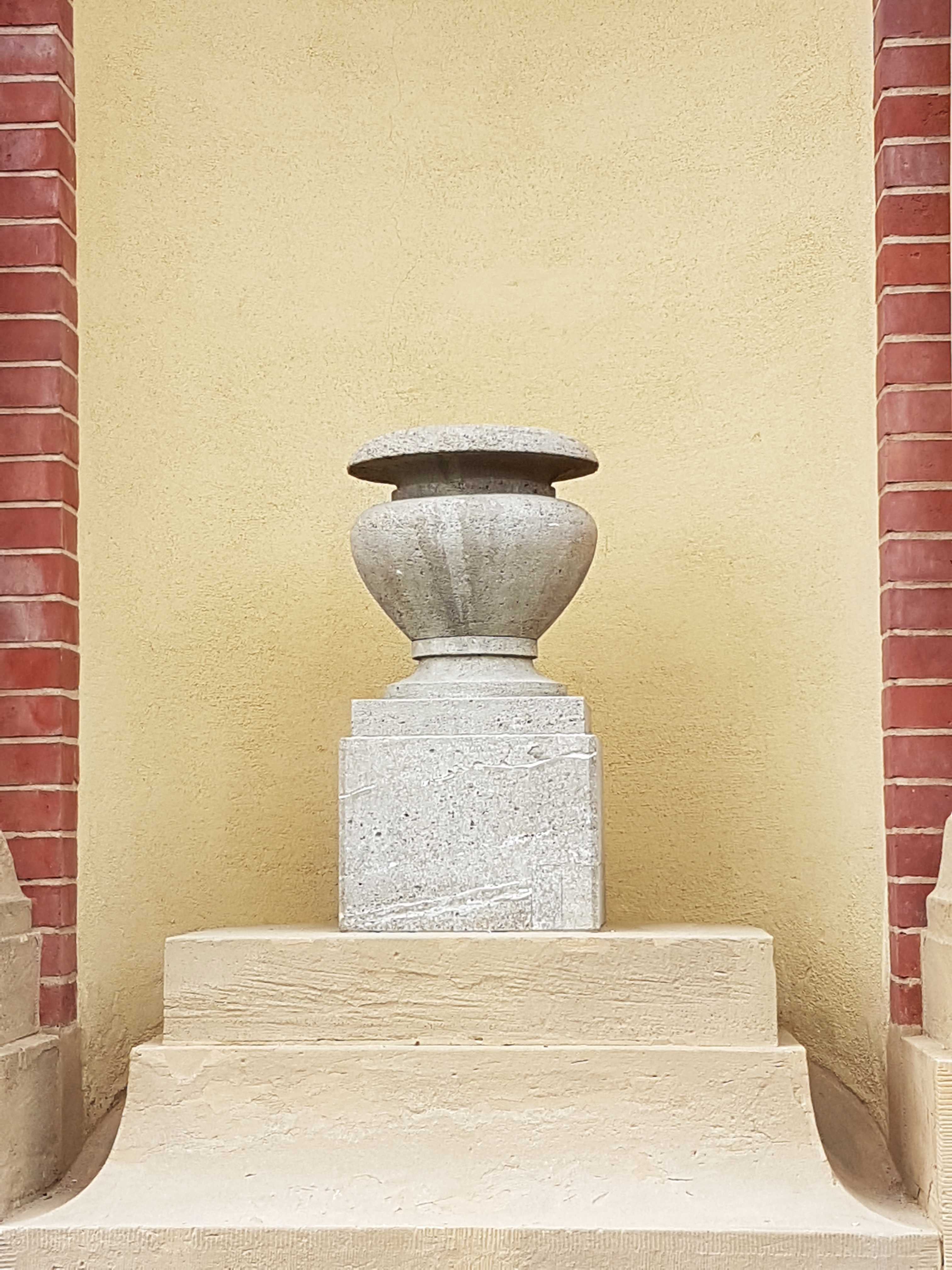 Brama Główna cmentarza jeszcze piękniejsza