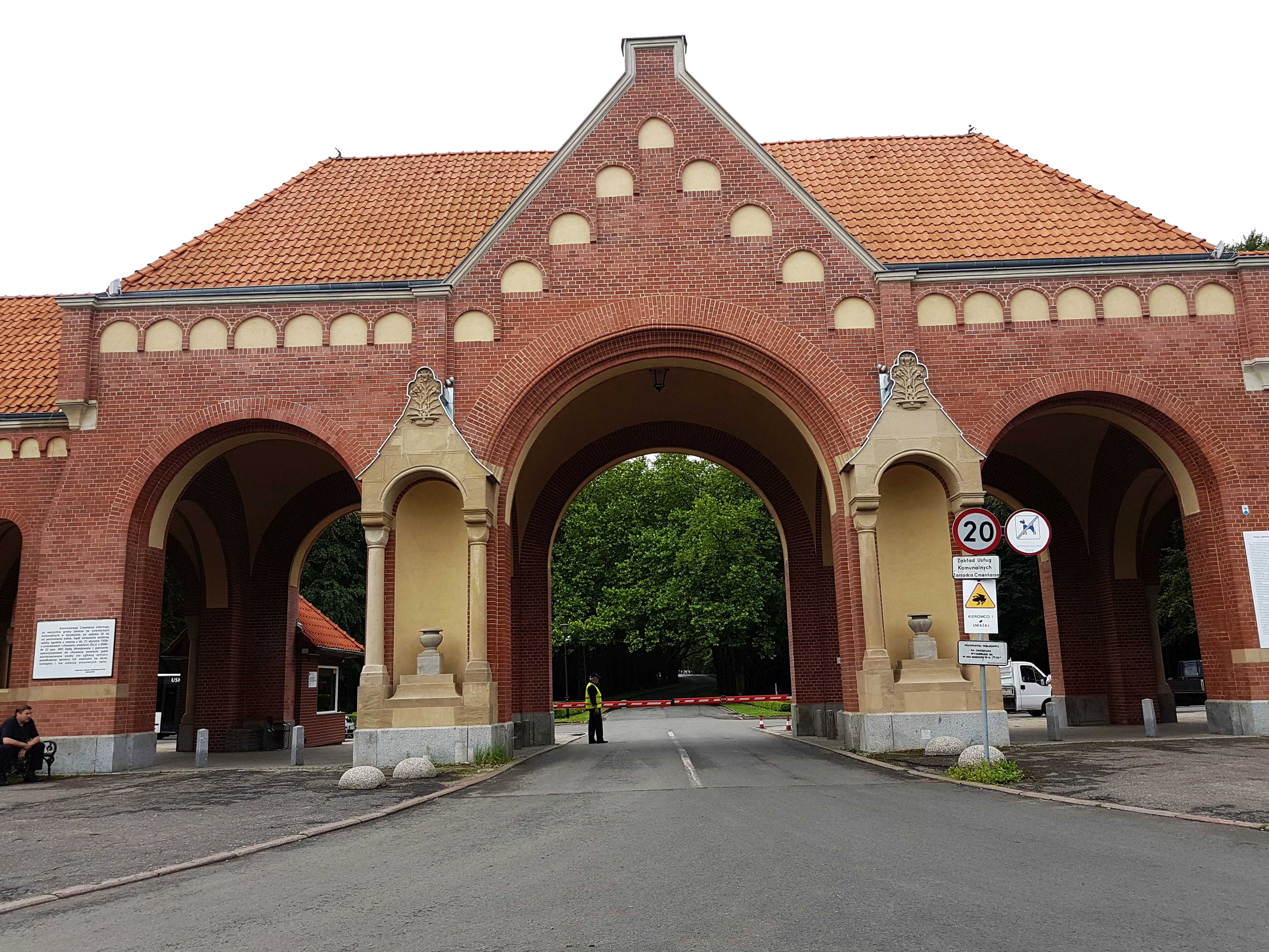 Brama Główna cmentarza jeszcze piękniejsza