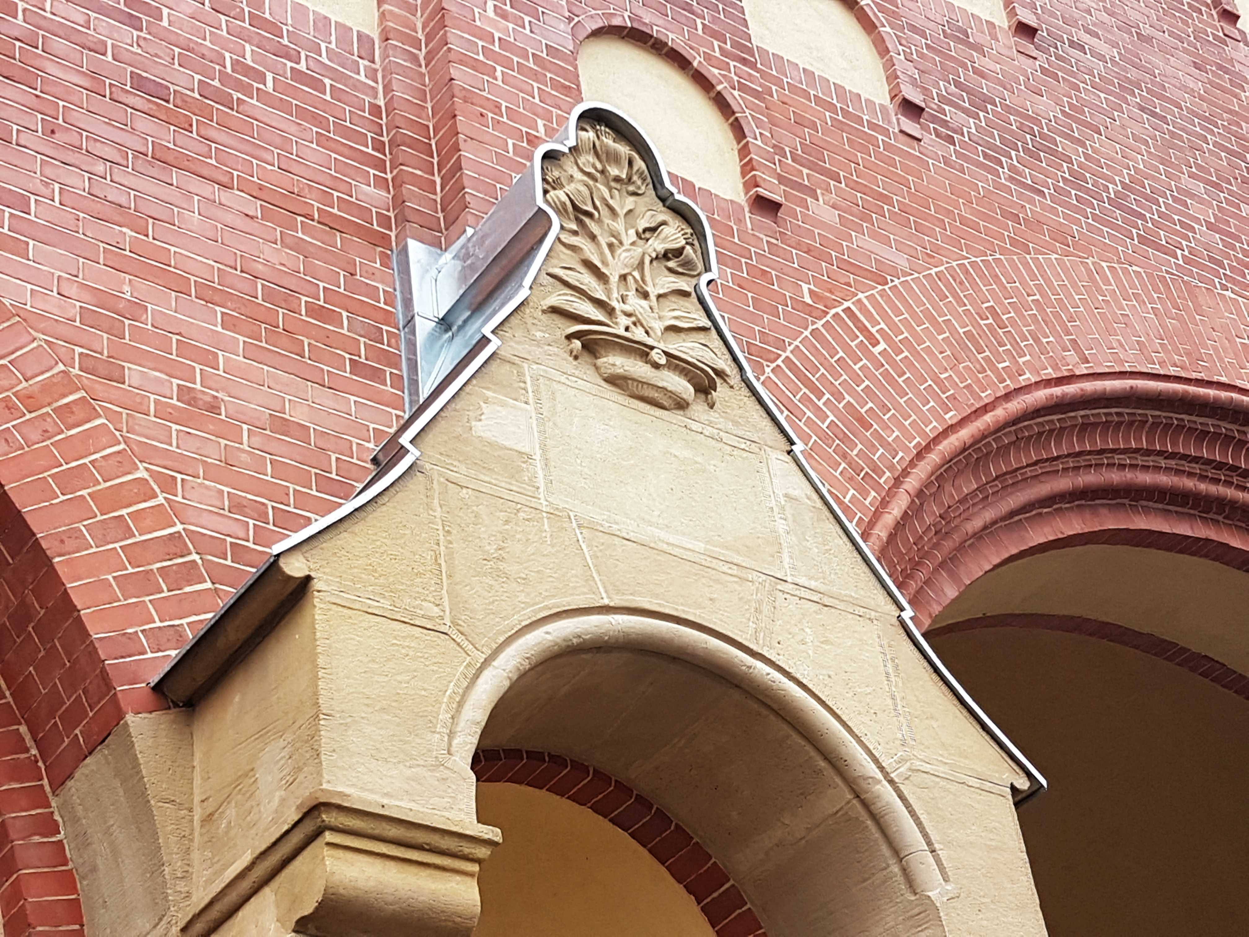 Brama Główna cmentarza jeszcze piękniejsza