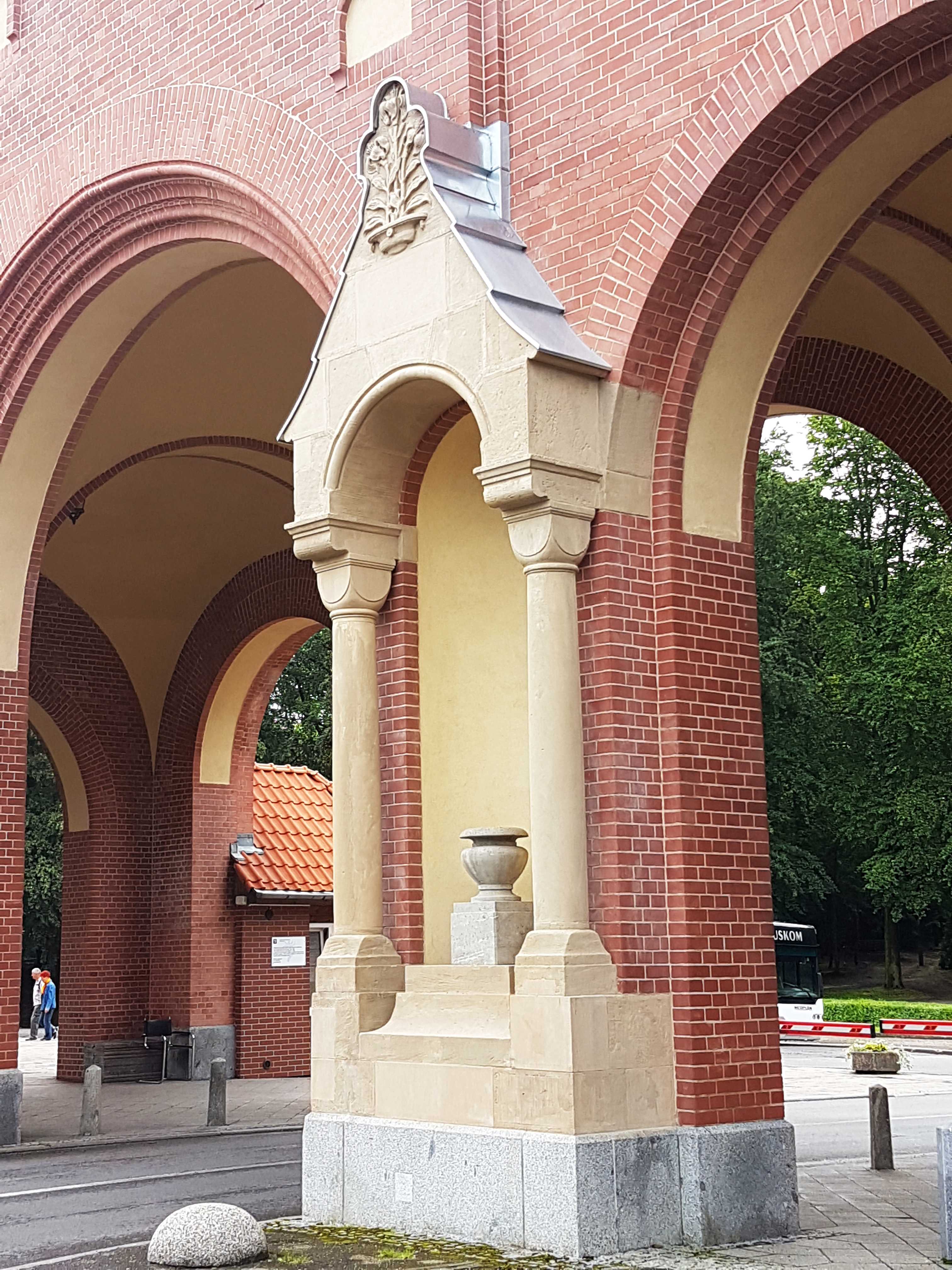 Brama Główna cmentarza jeszcze piękniejsza