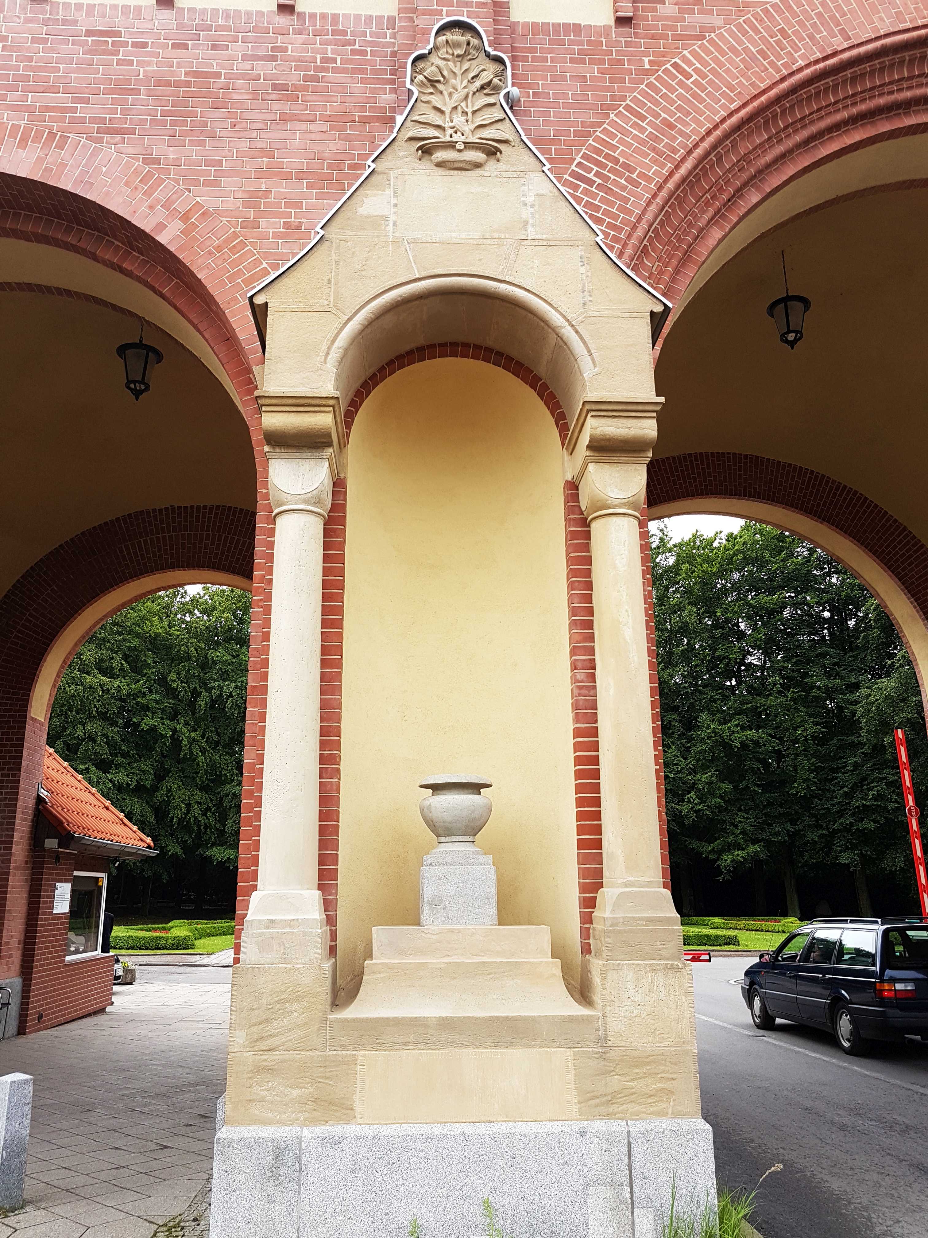 Brama Główna cmentarza jeszcze piękniejsza