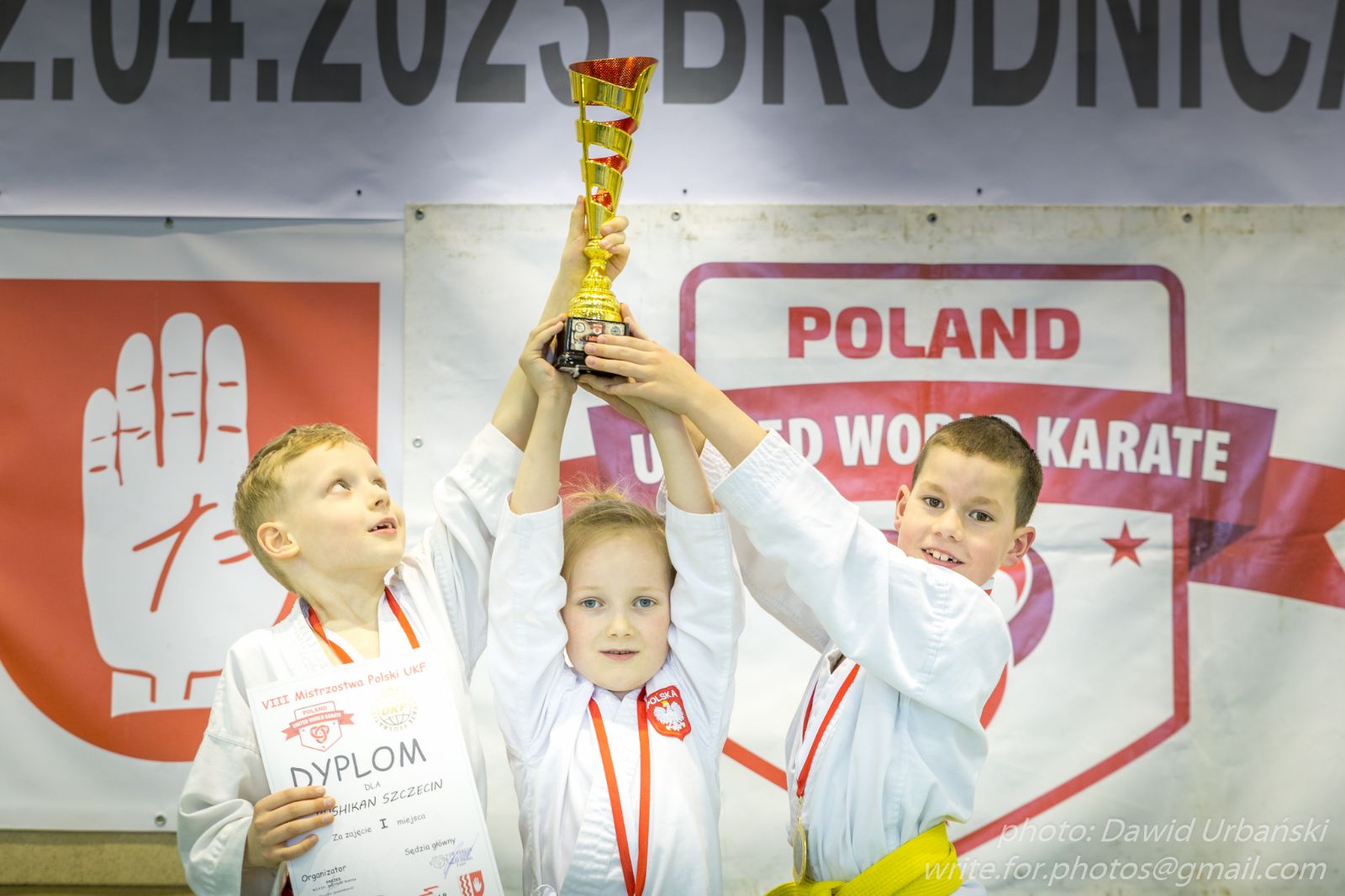 Mistrzowie Polski w kata drużynowym chłopców 11 lat i młodsi (od lewej T. Sibera, M. Szarek, J. Gajewski.jpg