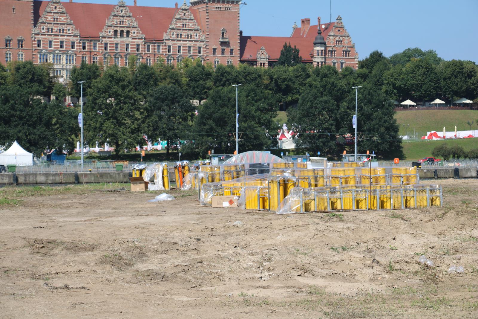 Fajerwerki czekają na wystrzelenie
