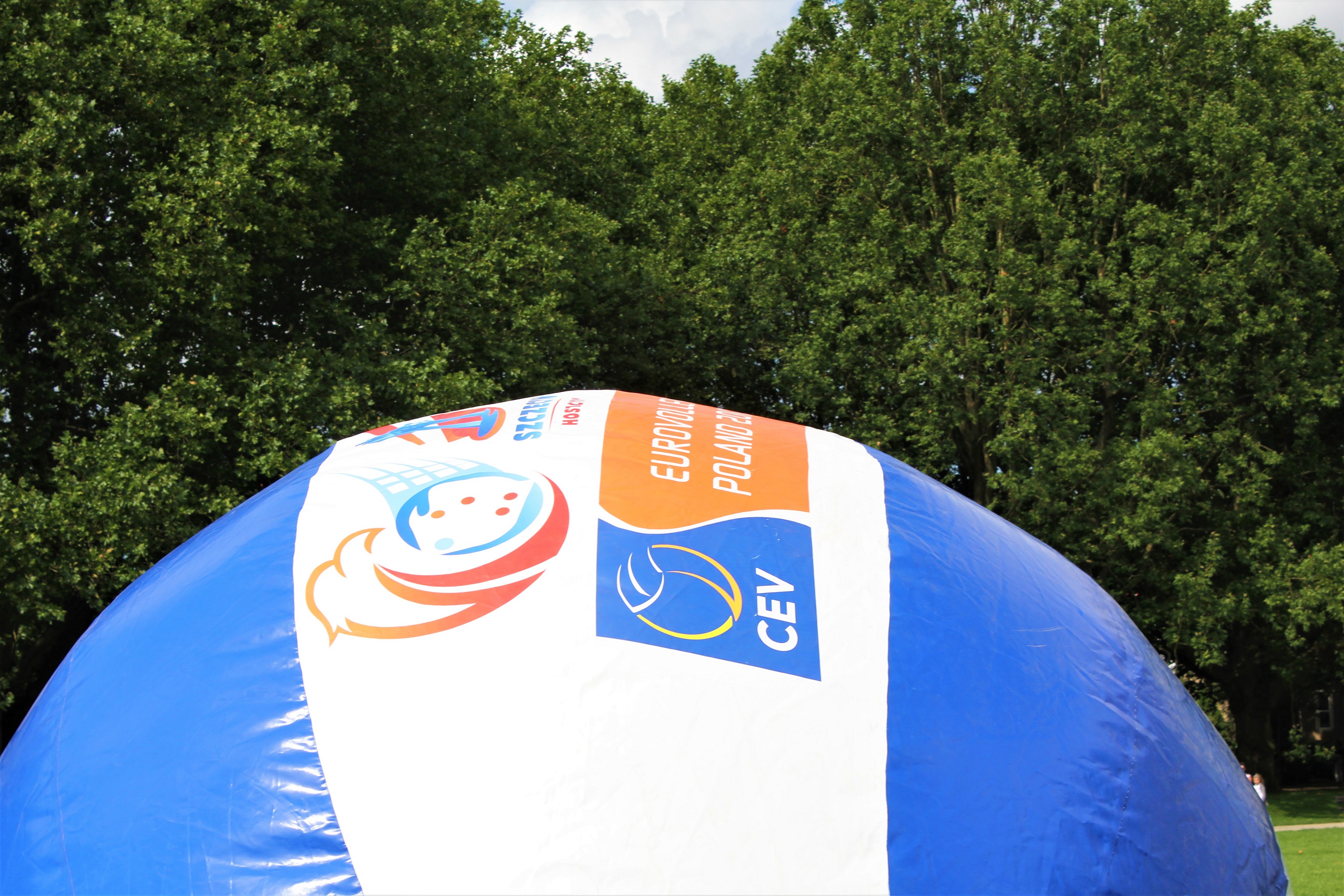 Gigantyczna piłka do siatkówki na Jasnych Błoniach