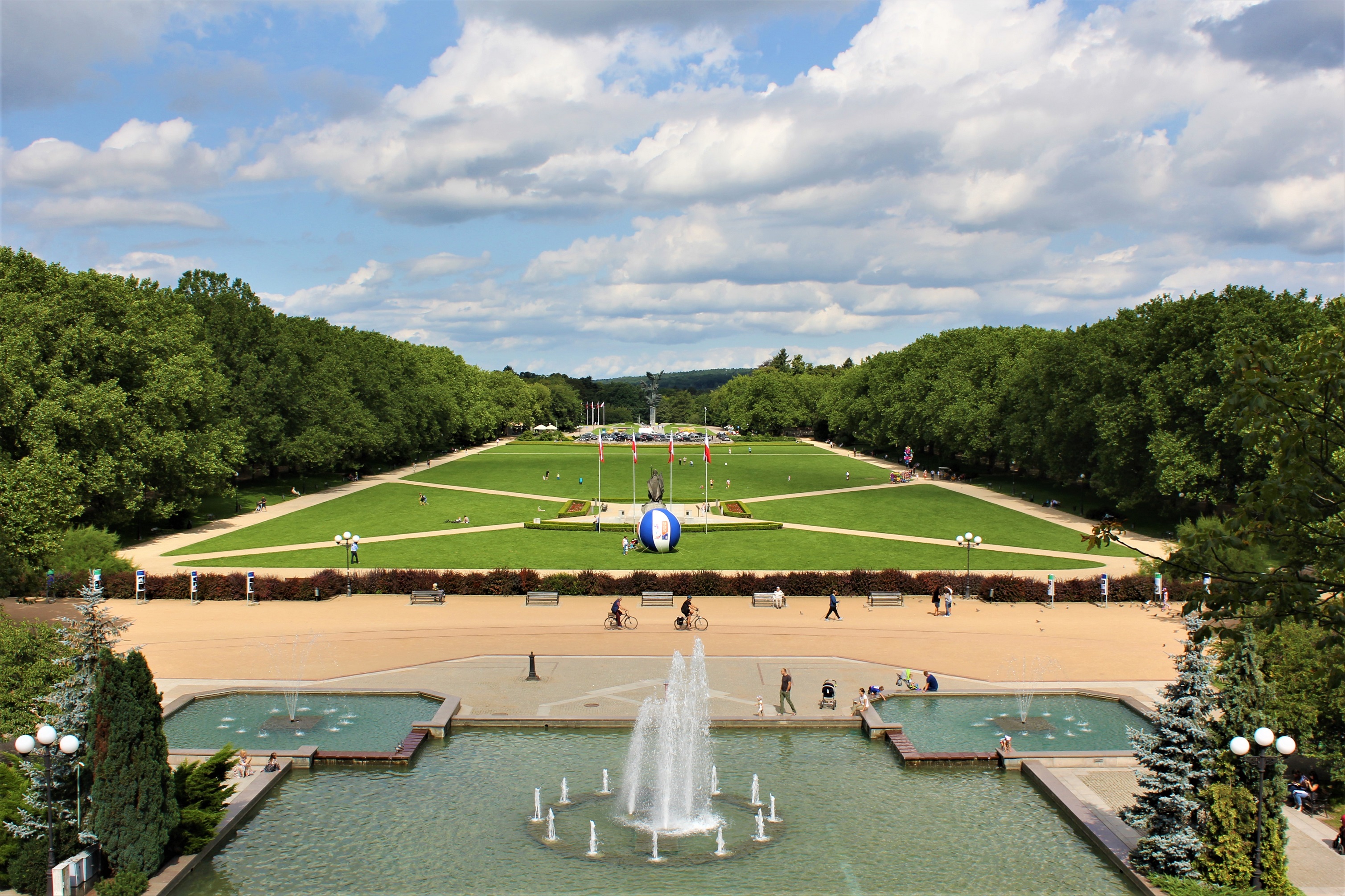 Gigantyczna piłka do siatkówki na Jasnych Błoniach
