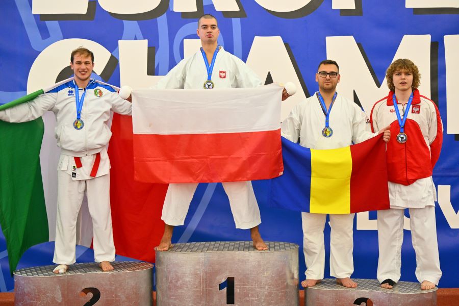 Tomasz Pawlikowski Mistrzem Europy w kumite shobu ippon seniorów, na trzecim miejscu podium Maciej Waryński.jpg
