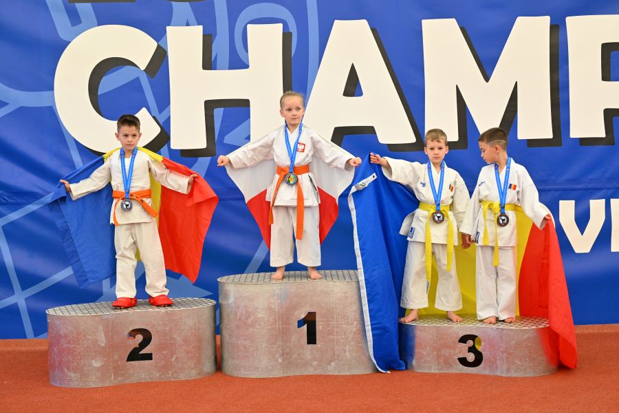 Mikołaj Szarek na pierwszym stopniu podium European Children Games IKU 2023 w Słowenii.jpg