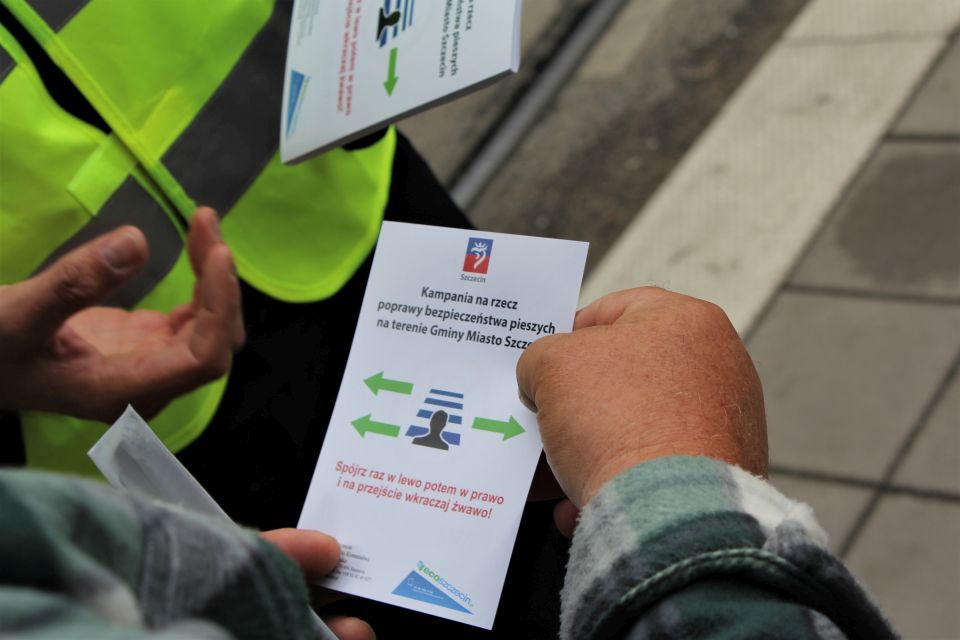 Nie patrz w ekran! Patrz na drogę