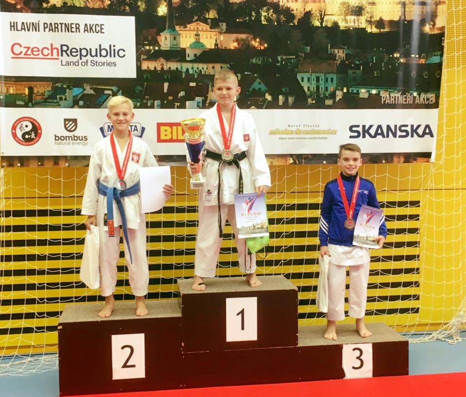 Maciej Waryński zwycięzcą konkurencji kumite chłopców 11-12 lat -150 cm na Mistrzostwach Czech 2017, 2 miejsce Paweł Juraszek.jpg
