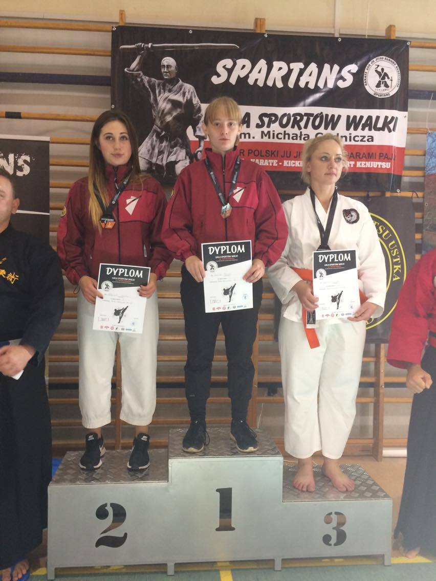 Zawodniczki Bushikanu na podium konkurencji kata kobiet +18 lat na Gali Sportów Walki 2017 - 1 miejsce Weronika Kapler, 2 miejsce Małgorzata Cichocka.jpg