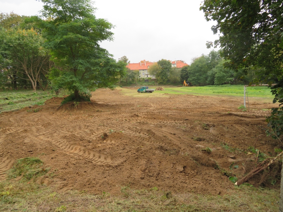 IMG_4462wyrównywanie terenu.jpg