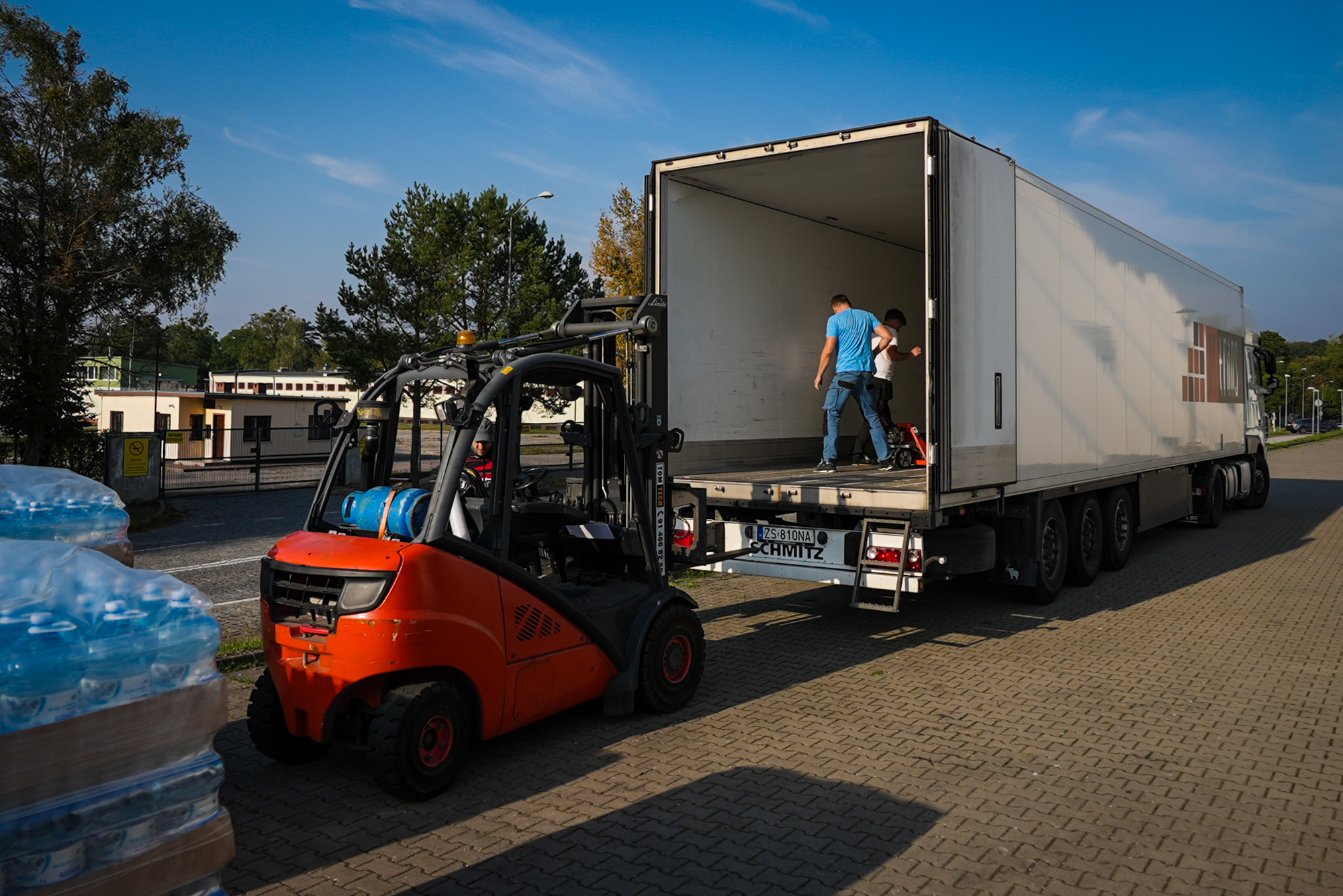 Pierwszy transport już na miejscu, kolejne wyjadą jeszcze dzisiaj