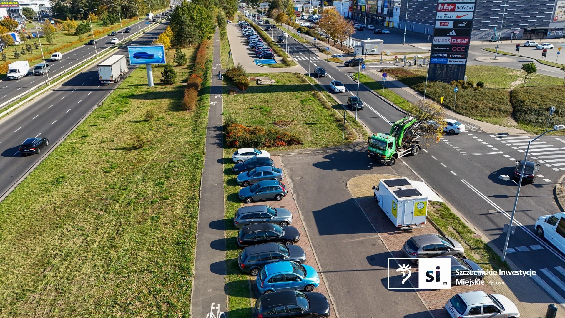 Dwanaście drzew zostało przesadzonych w ramach budowy kładki nad ulicą Struga.