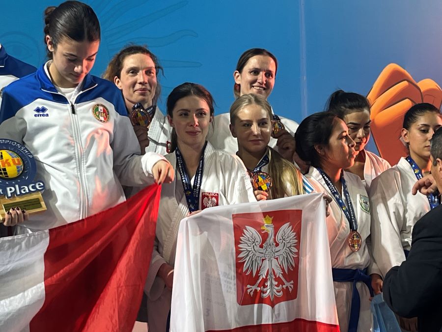 Duży sukces odniosły zawodniczki szczecińskiego Bushikanu: Natalia Bombolewska i Weronika Kapler na Mistrzostwach Świata w Karate IKU rozegranych w dniach 24-27 października br. w Buenos Aires.