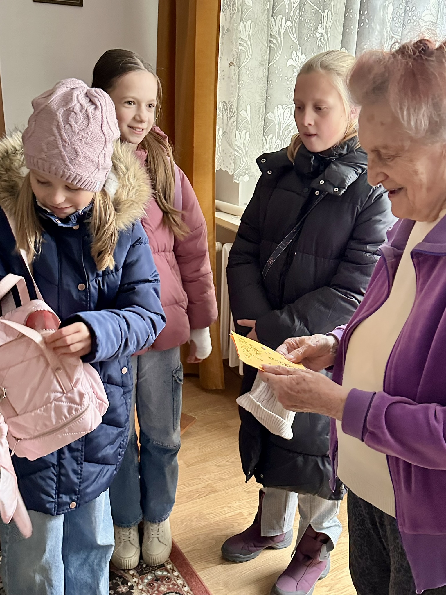 Pracownicy Miejskiego Ośrodka Pomocy Rodzinie wraz z uczniami Szkoły Podstawowej nr 74 odwiedzili 50 seniorów mieszkających na Prawobrzeżu