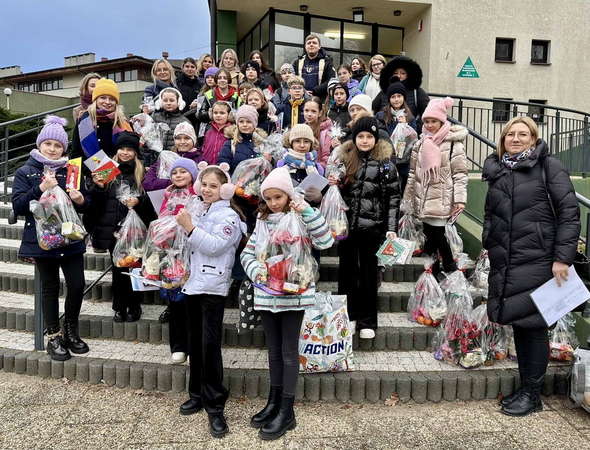 Pracownicy Miejskiego Ośrodka Pomocy Rodzinie wraz z uczniami Szkoły Podstawowej nr 74 odwiedzili 50 seniorów mieszkających na Prawobrzeżu