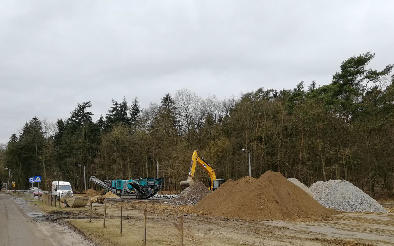 5. Tymczasowy plac składowy materiałów z rozbiórki – kruszenie podbudowy betonowej z rozbiórki al. Wojska Polskiego.png