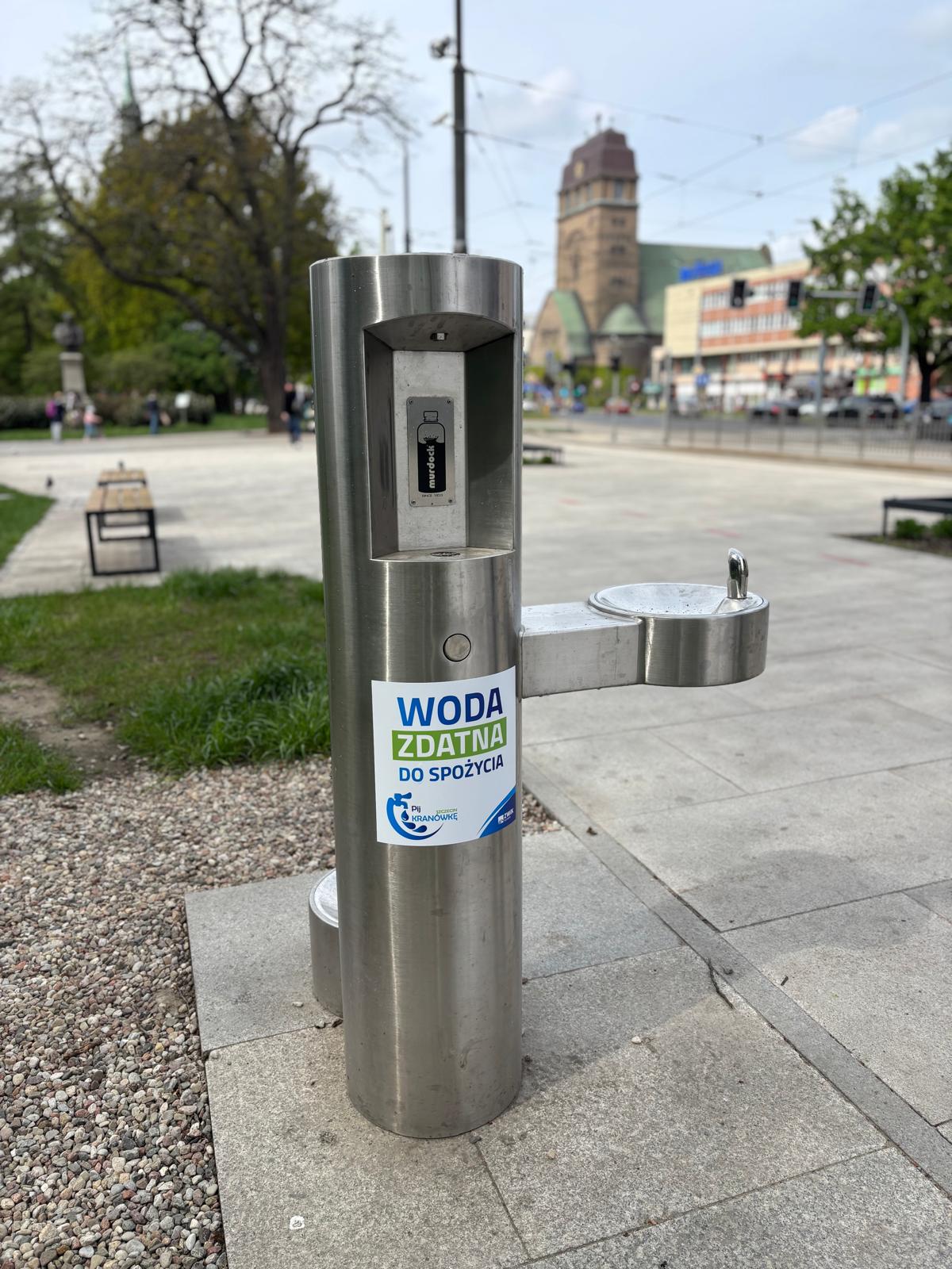 Specjalne poidełko z przebadaną, zdatną do spożycia wodą.
