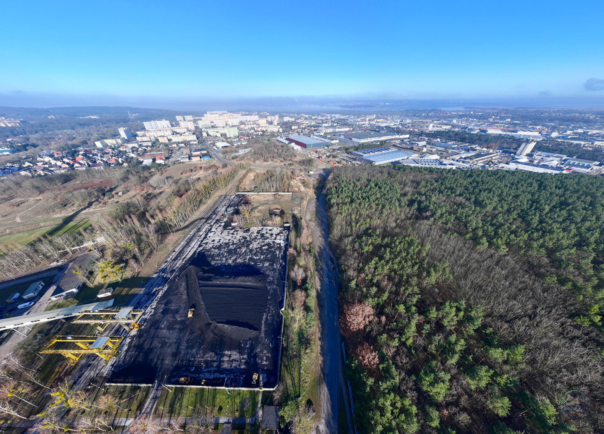 Projektowany otwór jest zlokalizowany na działce nr ewidencyjny 6/2, obręb 4084, przy ul. Dąbskiej w Szczecinie.