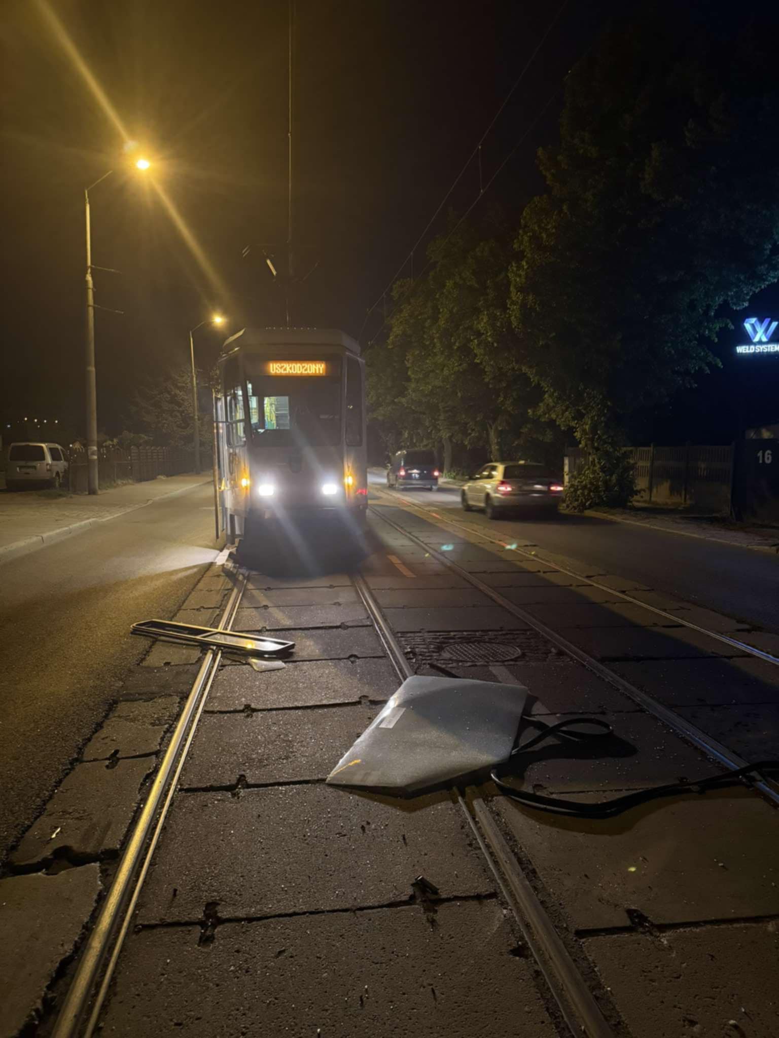 Ważąca ok. 25 kg szyba spadła na jezdnię w trakcie jazdy tramwaju ulicą Światowida.