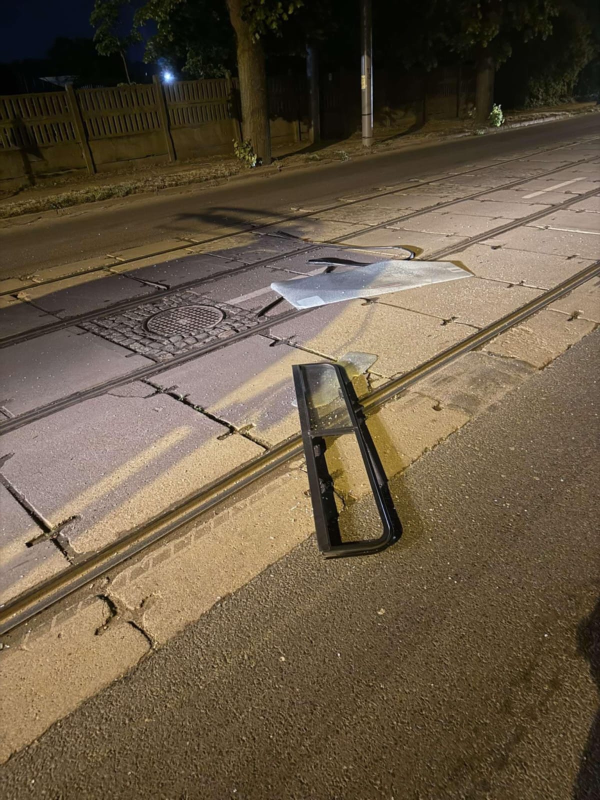 Ważąca ok. 25 kg szyba spadła na jezdnię w trakcie jazdy tramwaju ulicą Światowida.