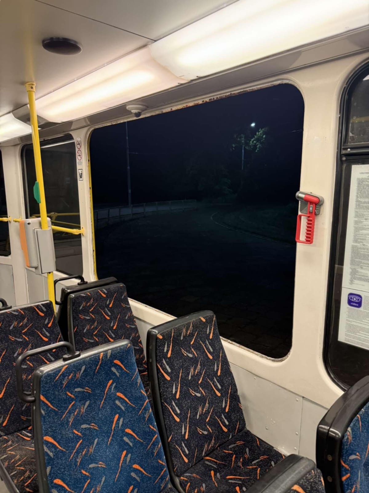 Ważąca ok. 25 kg szyba spadła na jezdnię w trakcie jazdy tramwaju ulicą Światowida.