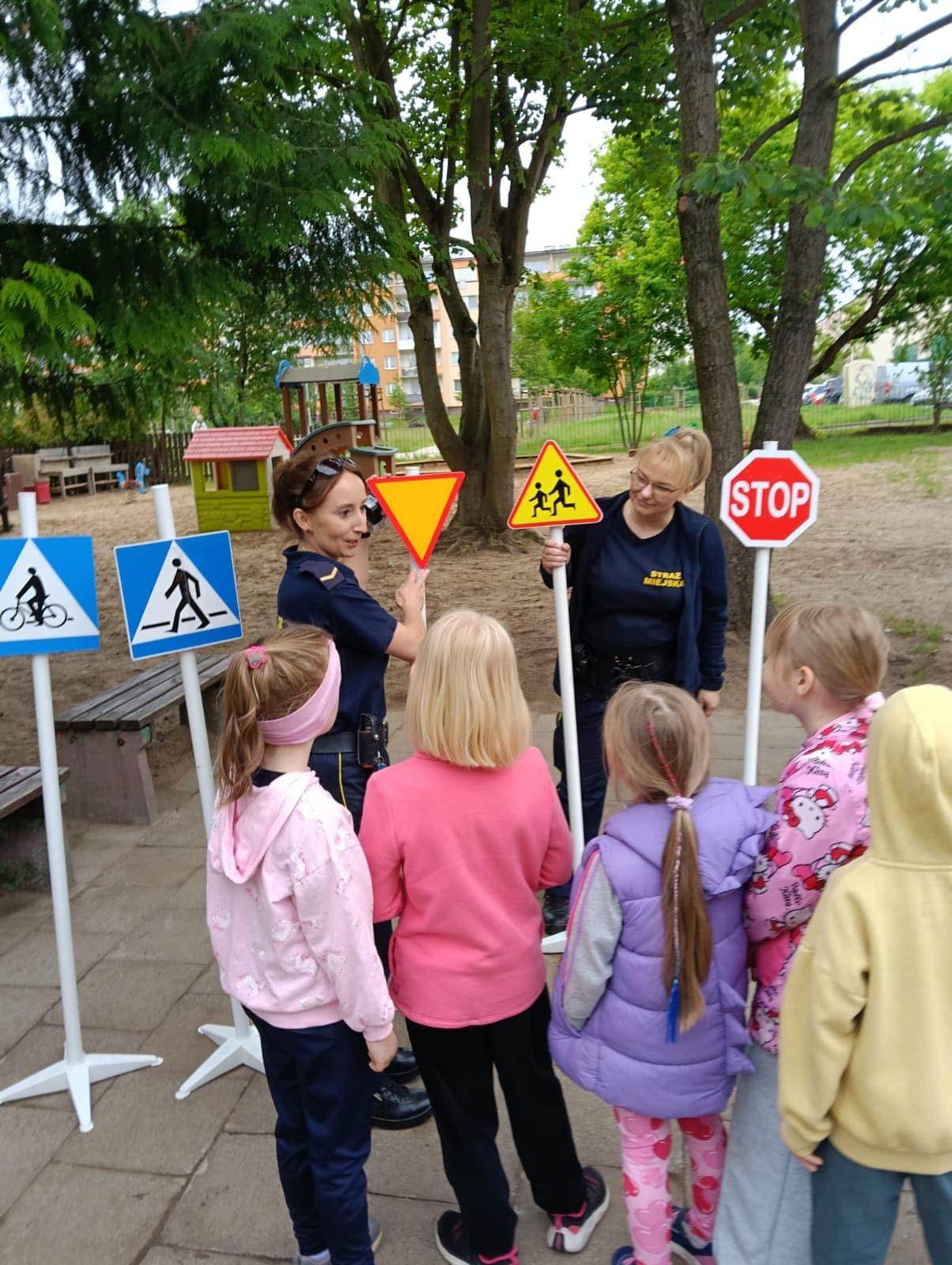 zdjęcia z maratonu edukacyjnego ze strażą miejską