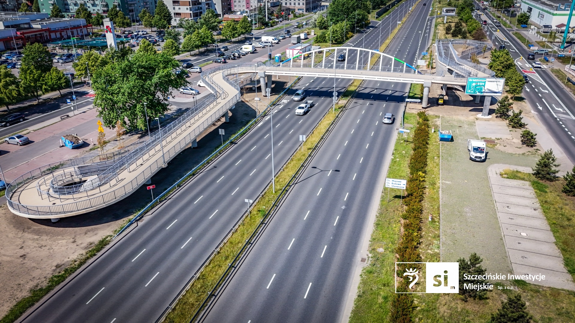 Nowa kładka pieszo-rowerowa nad ulicą Struga w Szczecinie.