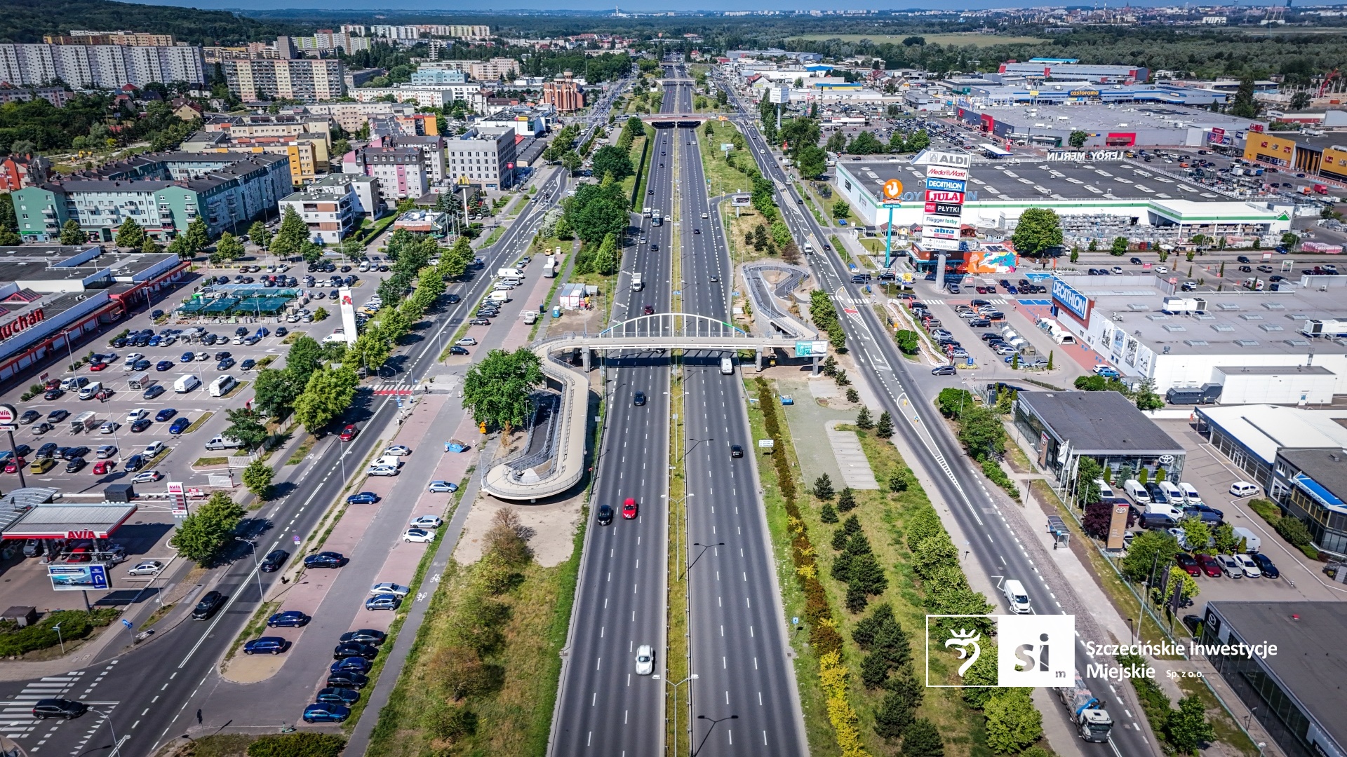 Nowa kładka pieszo-rowerowa nad ulicą Struga w Szczecinie.