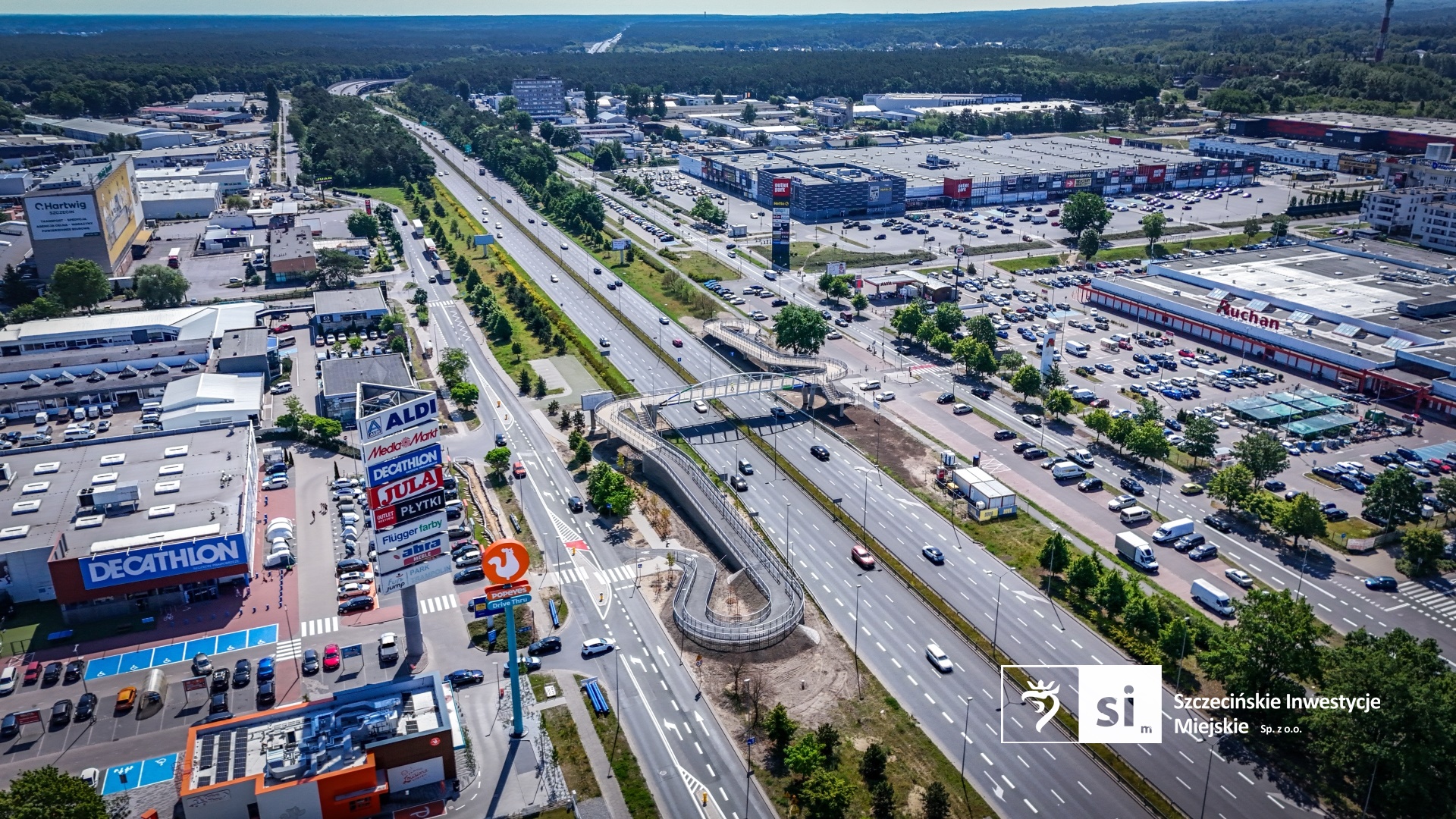 Nowa kładka pieszo-rowerowa nad ulicą Struga w Szczecinie.