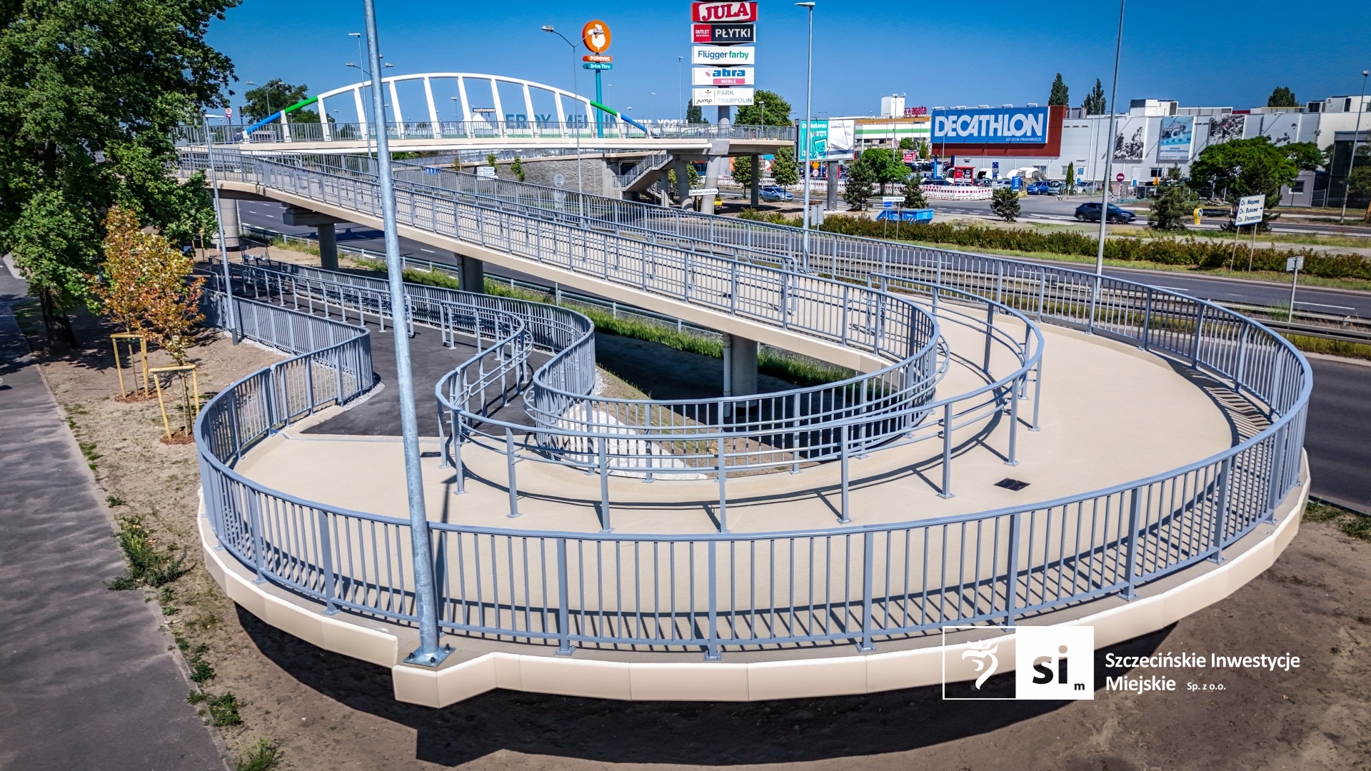 Nowa kładka pieszo-rowerowa nad ulicą Struga w Szczecinie.
