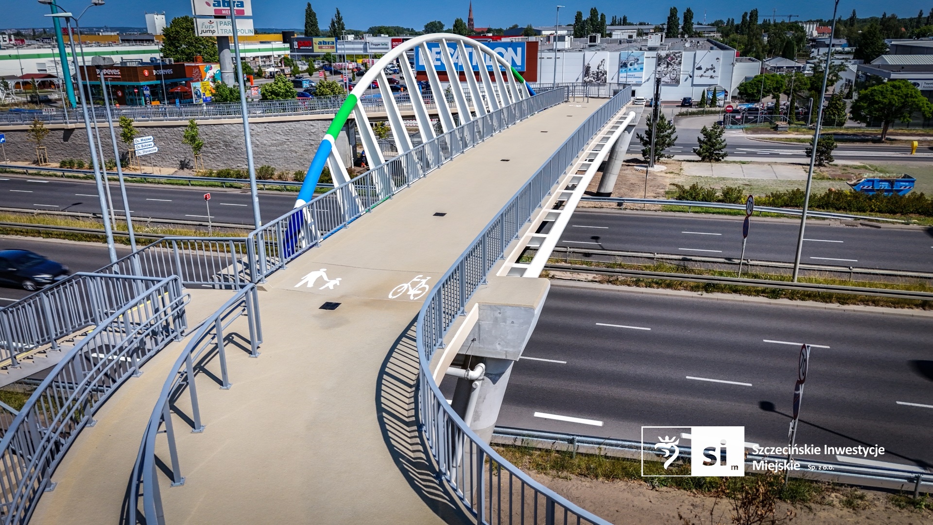 Nowa kładka pieszo-rowerowa nad ulicą Struga w Szczecinie.