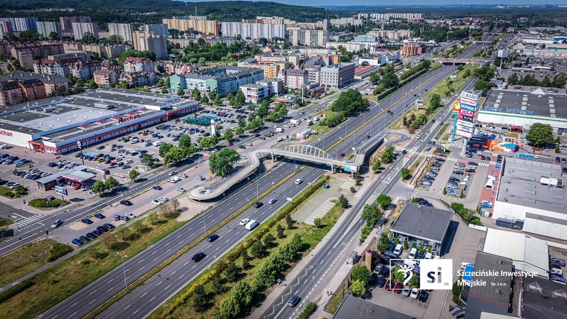 Nowa kładka pieszo-rowerowa nad ulicą Struga w Szczecinie.