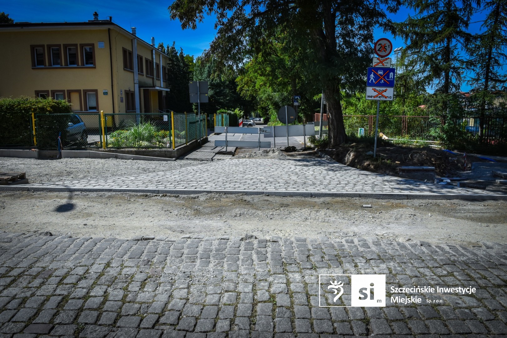 Na Krzemiennej kontynuowane jest kształtowanie przyszłej jezdni i chodników.