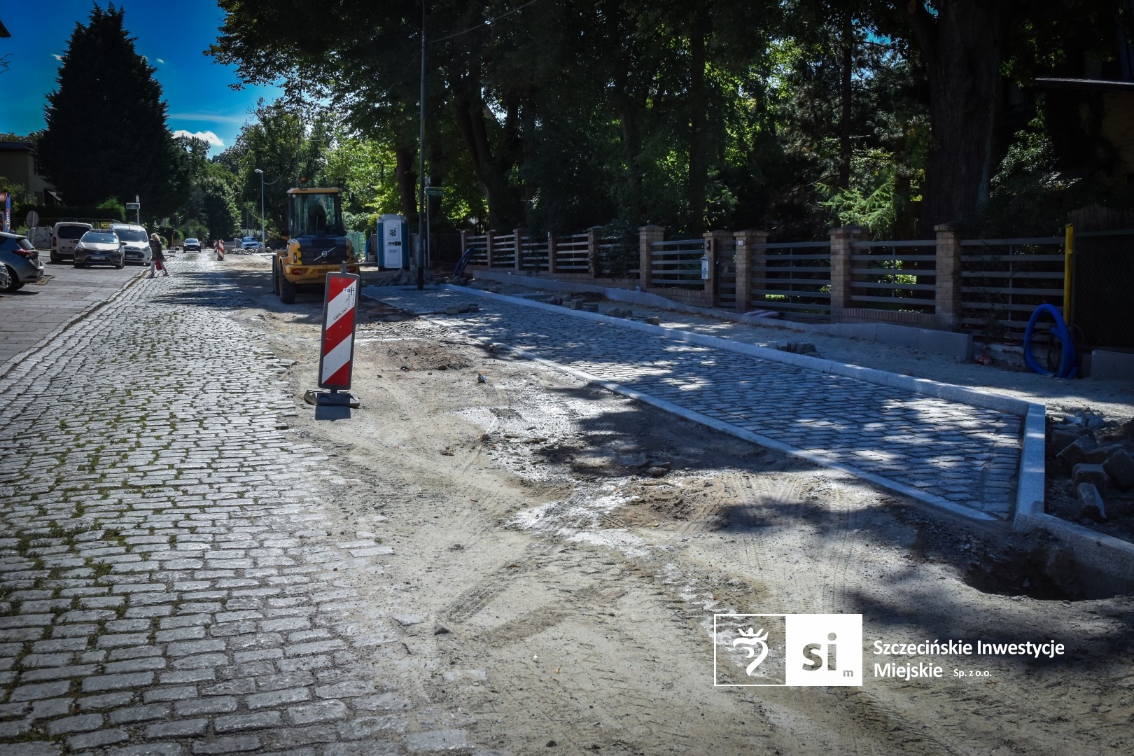 Na Krzemiennej kontynuowane jest kształtowanie przyszłej jezdni i chodników.