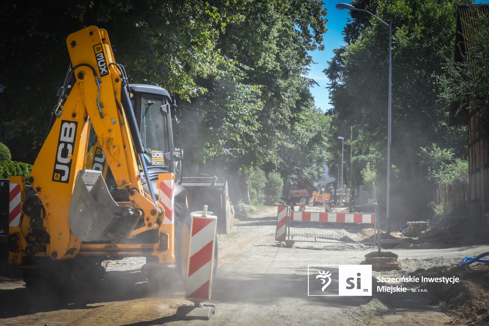 Na Krzemiennej kontynuowane jest kształtowanie przyszłej jezdni i chodników.
