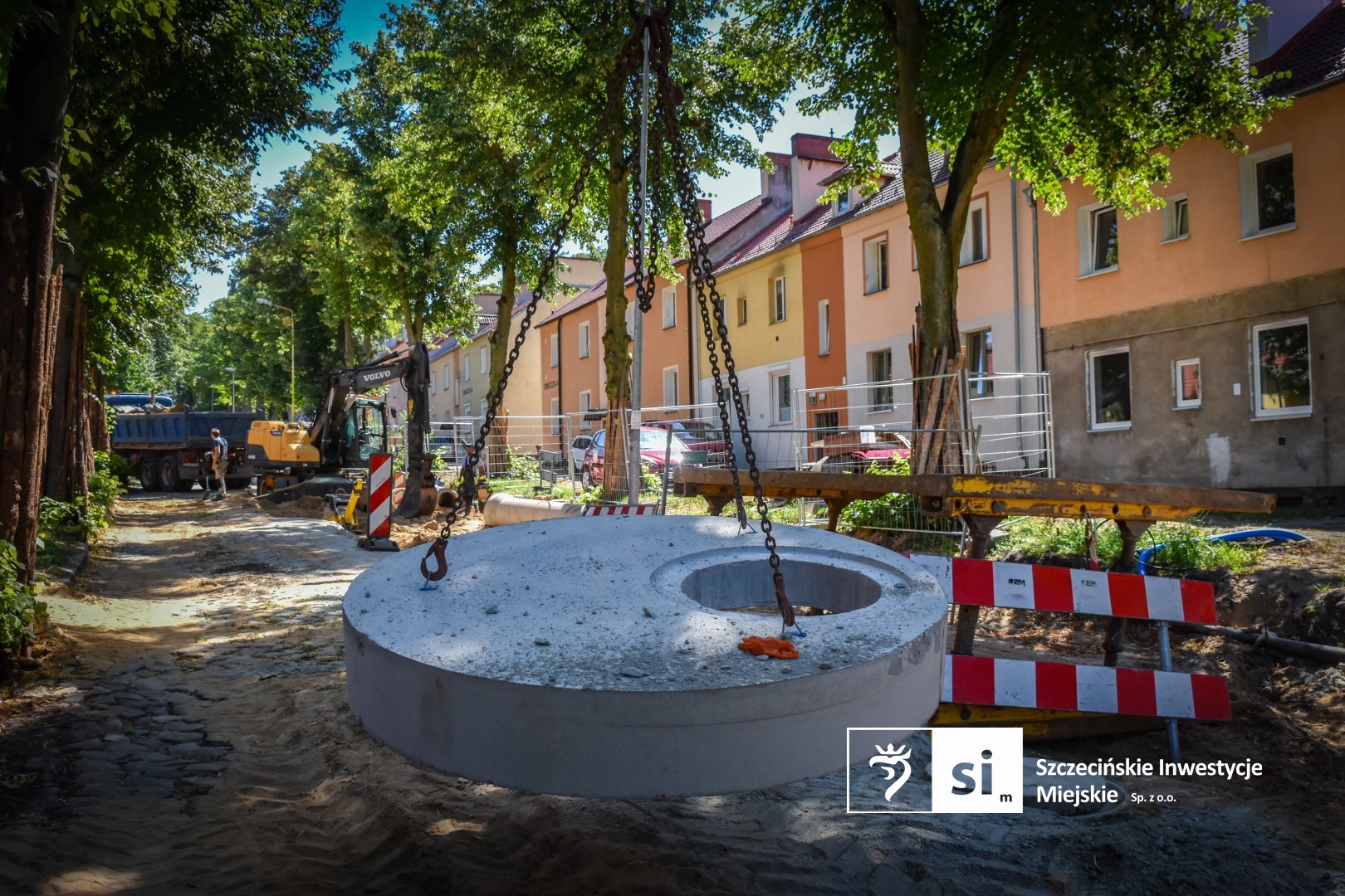 Na Krzemiennej kontynuowane jest kształtowanie przyszłej jezdni i chodników.