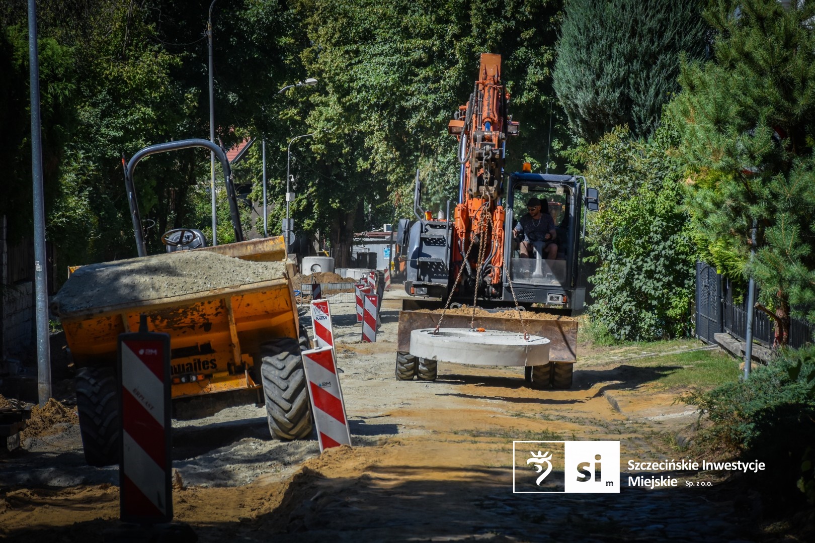 Na Krzemiennej kontynuowane jest kształtowanie przyszłej jezdni i chodników.