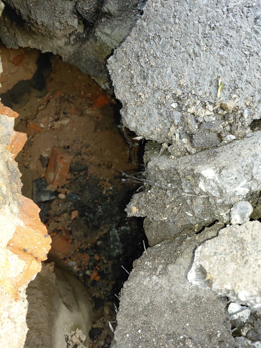 Przyczyną zapadliska okazały się podmycia jezdni przez ruiny piwnic lub inne historyczne pozostałości, a nie infrastruktura podziemna Przyczyną zapadliska okazały się podmycia jezdni przez ruiny piwnic lub inne historyczne pozostałości, a nie infrastruktura podziemna