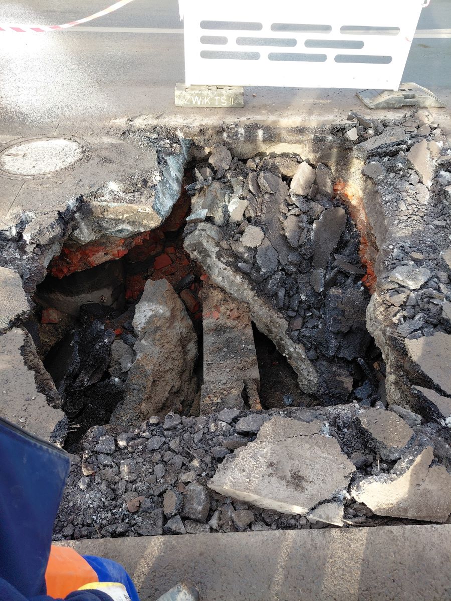 Przyczyną zapadliska okazały się podmycia jezdni przez ruiny piwnic lub inne historyczne pozostałości, a nie infrastruktura podziemna Przyczyną zapadliska okazały się podmycia jezdni przez ruiny piwnic lub inne historyczne pozostałości, a nie infrastruktura podziemna