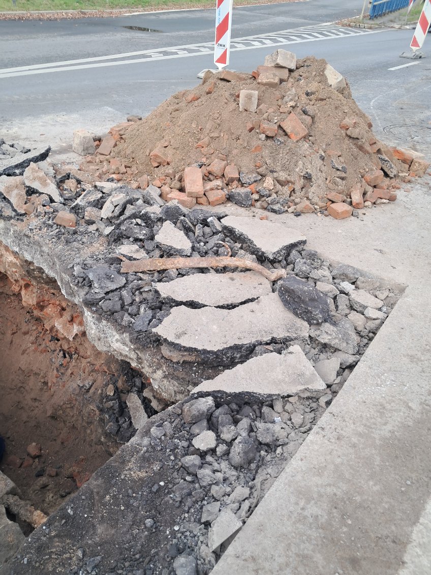 Przyczyną zapadliska okazały się podmycia jezdni przez ruiny piwnic lub inne historyczne pozostałości, a nie infrastruktura podziemna Przyczyną zapadliska okazały się podmycia jezdni przez ruiny piwnic lub inne historyczne pozostałości, a nie infrastruktura podziemna